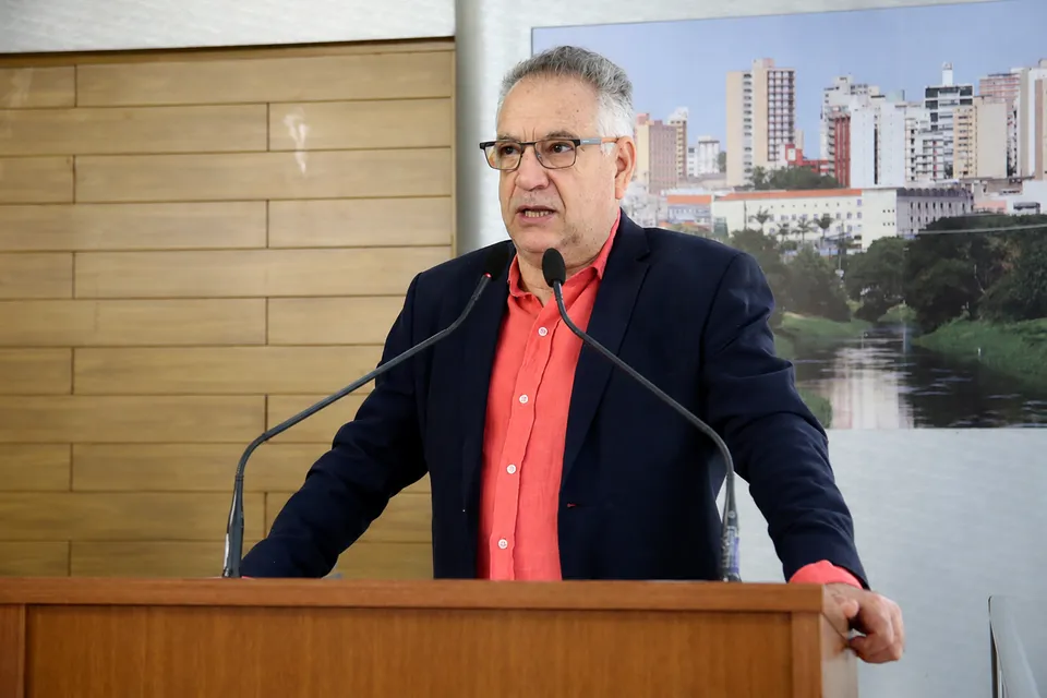 João Donizeti trabalhando e conversando com a população
