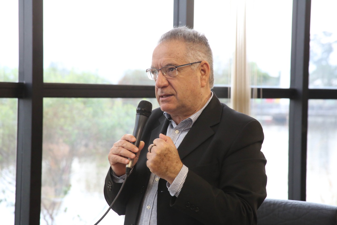 João Donizeti conversando com a população